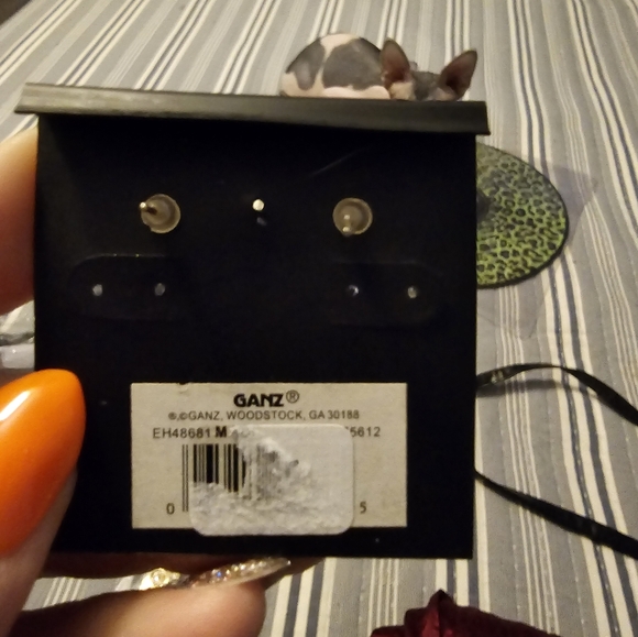 Skeleton Hands Earrings - Picture 4 of 5